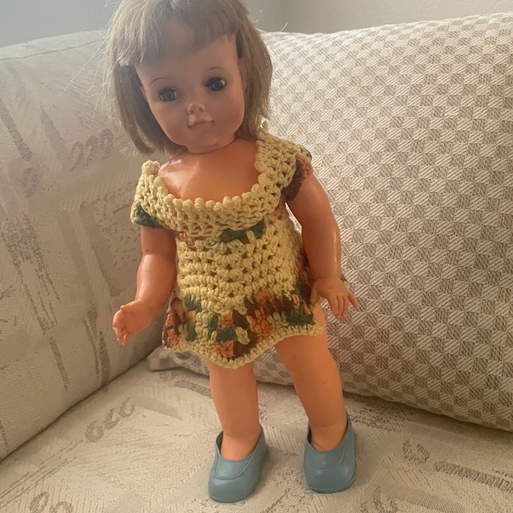 Vintage Goody Two Shoes with Blue original Shoes (right one slit) Ideal Toy 1965